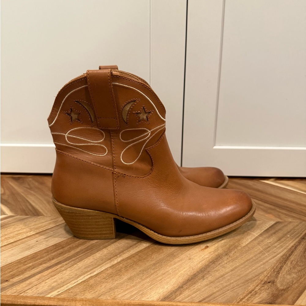 Dingo size 7.5 Whiskey Brown Western Ankle Leather Boots w/ moons and stars